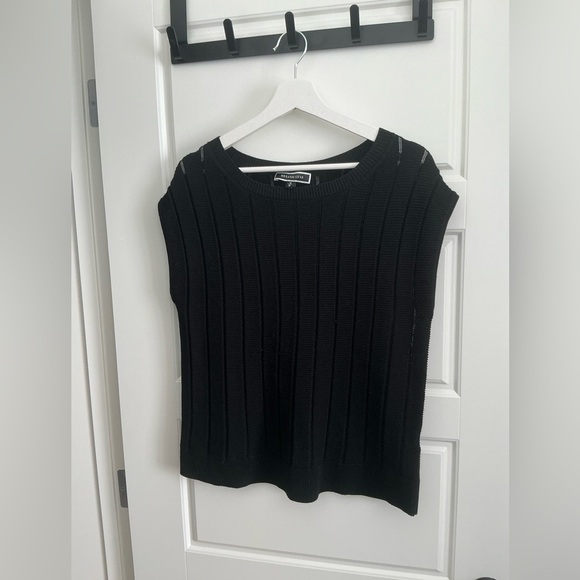 Chic Black Sleeveless Knit Blouse - Picture 1 of 3